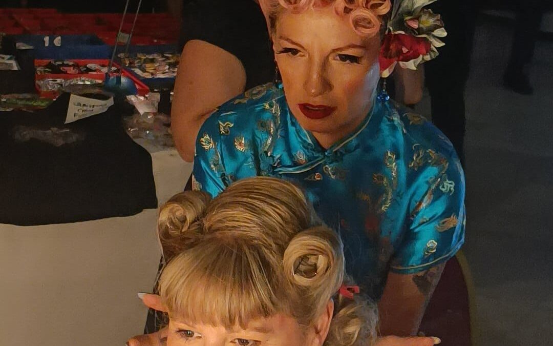 Qué es el peinado pin up y cómo se hace en cada tipo de pelo