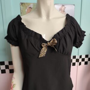 Camisa negra con adorno de lazo en leopardo