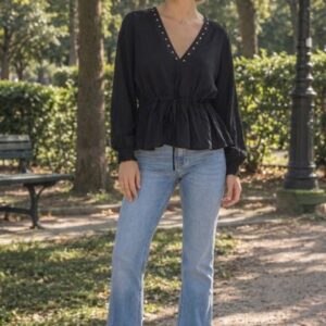 Blusa negra ajustable en cintura con tachuelas