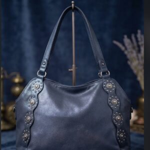 Bolso azul marino con adornos